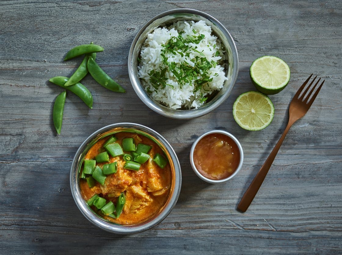 Indisk curry med hvid fisk, ris og mangochutney
