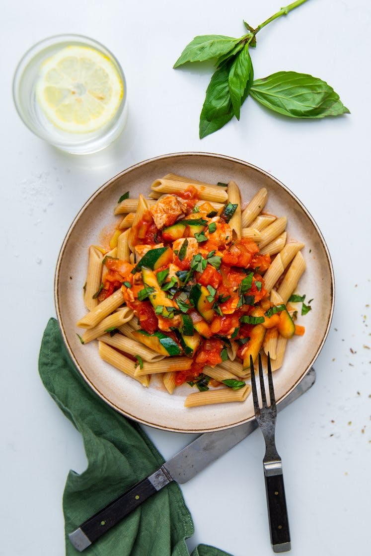 Kalkun med tomat-grøntsagssauce og pastapenne