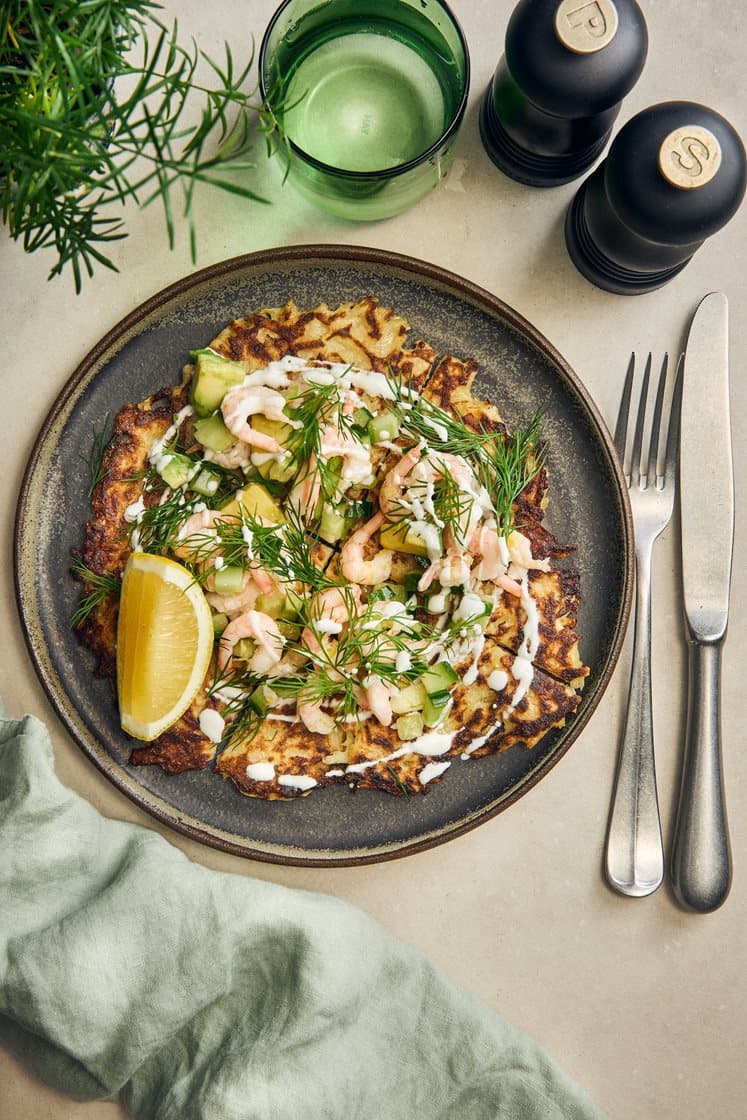 Sprød raggmunk med rejer, avocado og dildyoghurt