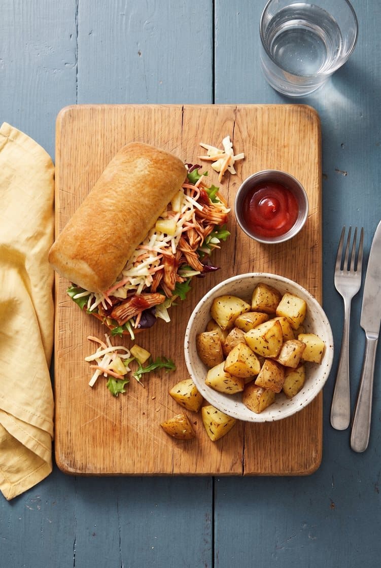 Pulled chickensandwich med ananas-coleslaw og ovnbagte kartofler