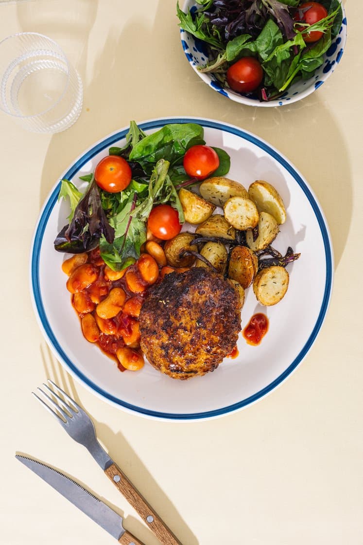 Svinefarsbøffer med BBQ-bønner, salat og ovnbagte kartofler