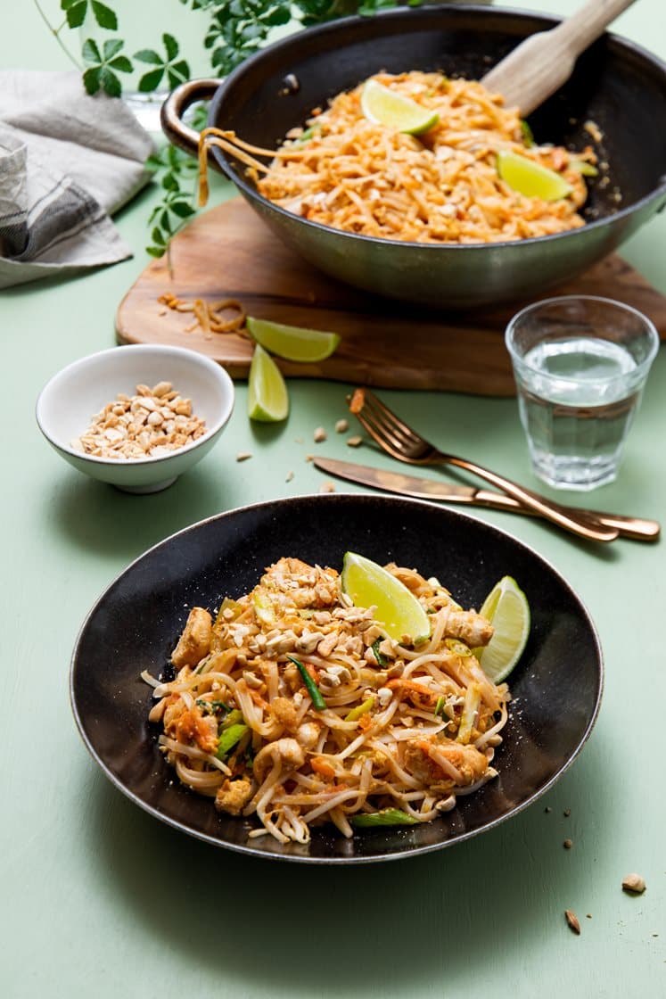 Pad thai med sprød tofu, bønnespirer, pak choy og peanuts