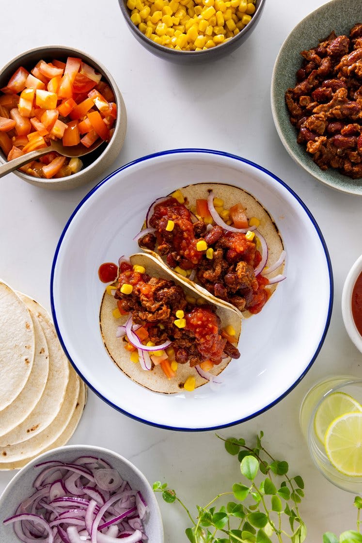 Soft tacos med carnitas af okse med majs og salsa 