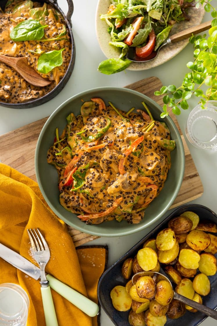 Svampestroganoff med cremet tomatsauce og ovnbagte kartofler