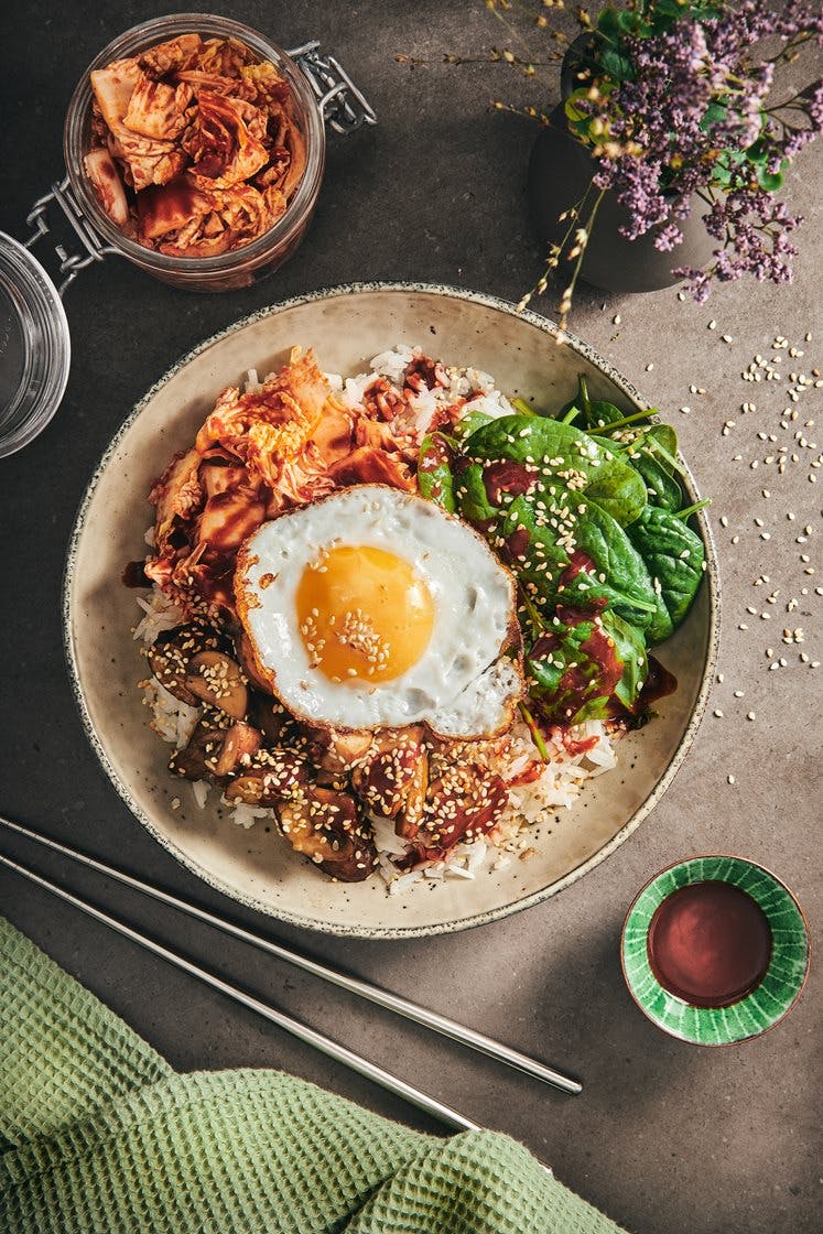 Bibimbap med sojastegte svampe, kimchi og stegt æg