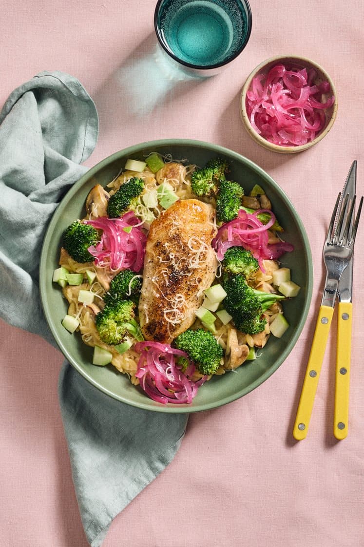 Kyllingefilet med cremet risoni, ovnbagt broccoli og syltede rødløg
