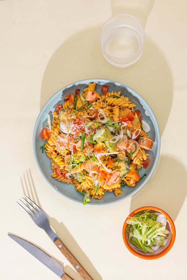 Glutenfri pasta i cremet tomatsauce med linquicapølse og broccoli