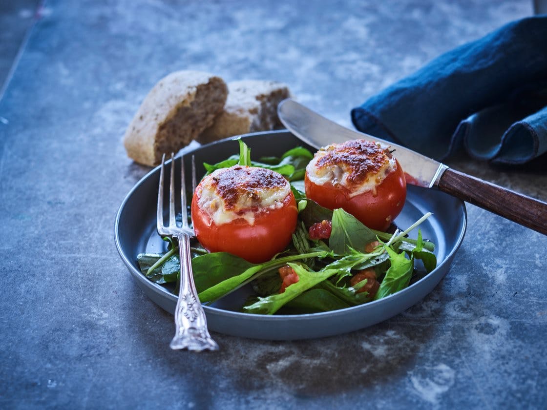 Farserede tomater med salat og groft brød