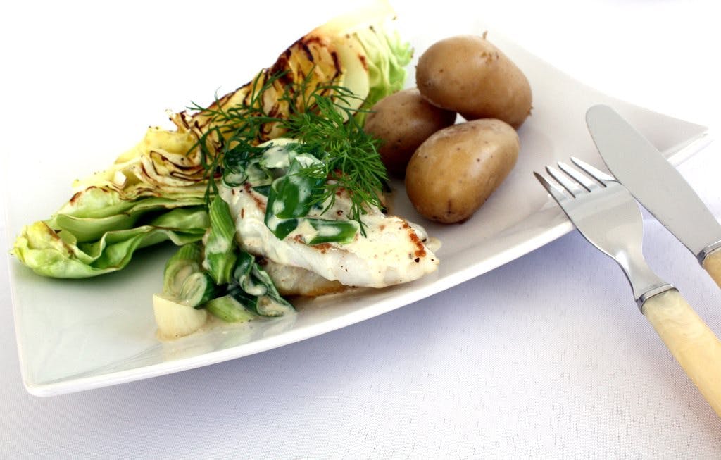 Hvid fisk med stegt spidskål og forårsløg-flødesauce