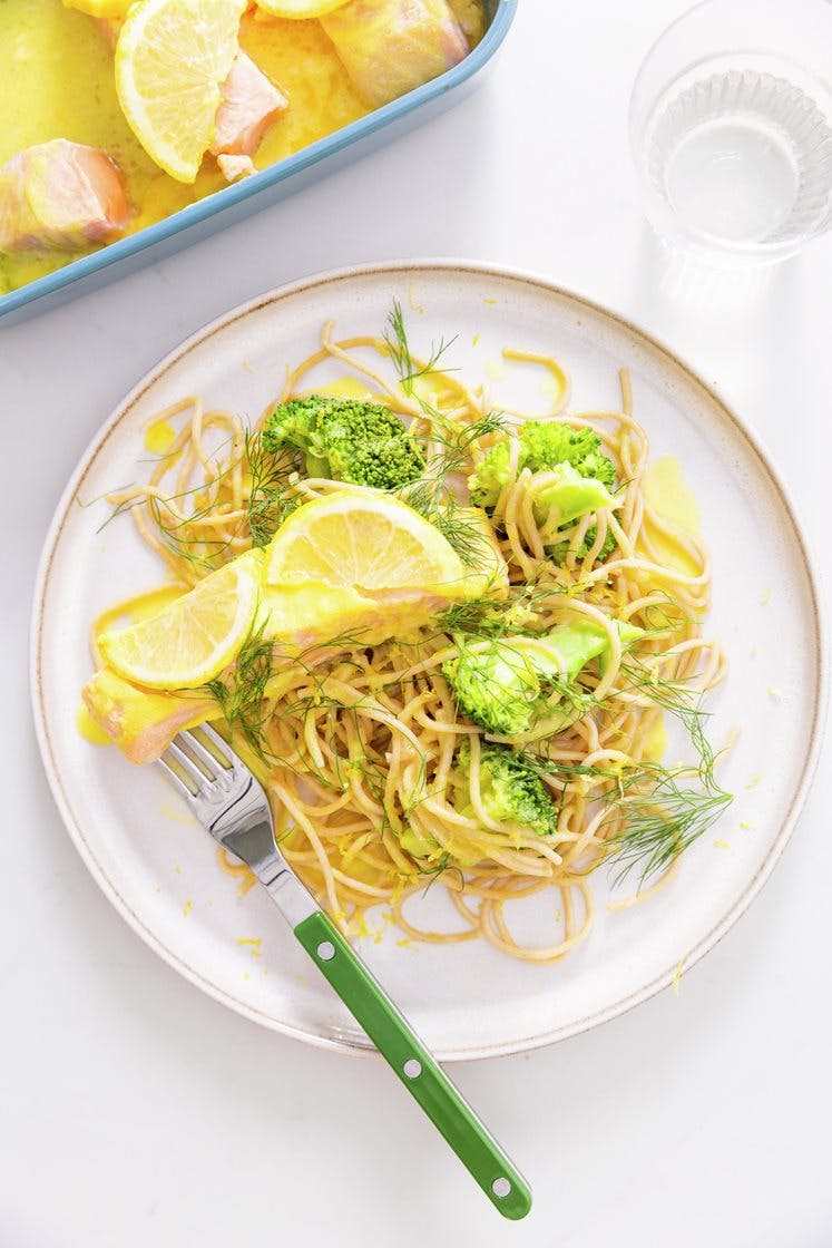 Laks i ovn med citronsauce, broccoli og grov pasta