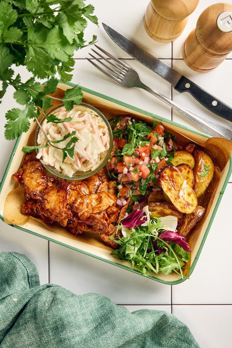 BBQ-stegte sautéskiver af svin med ovnkartofler, tomatsalsa og coleslaw