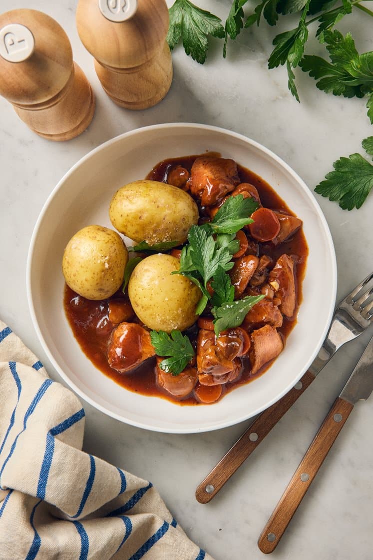 Fransk kyllingegryde med svampe, kogte kartofler og persille