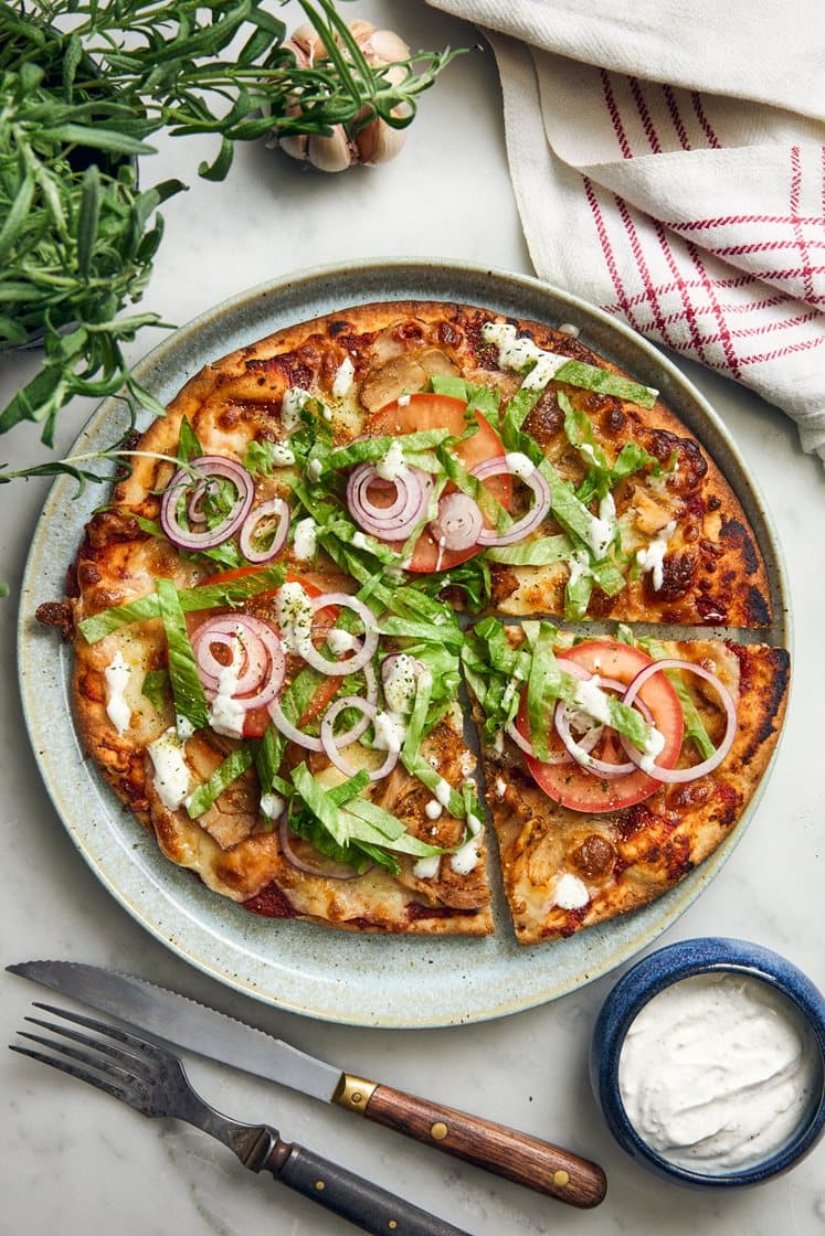 Salatpizza med røget kyllingebryst og dressing