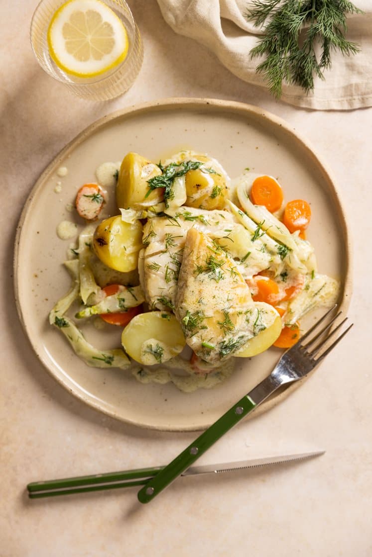Pandestegt hvid fisk i cremet sauce med fennikel, kogte gulerødder og små kartofler