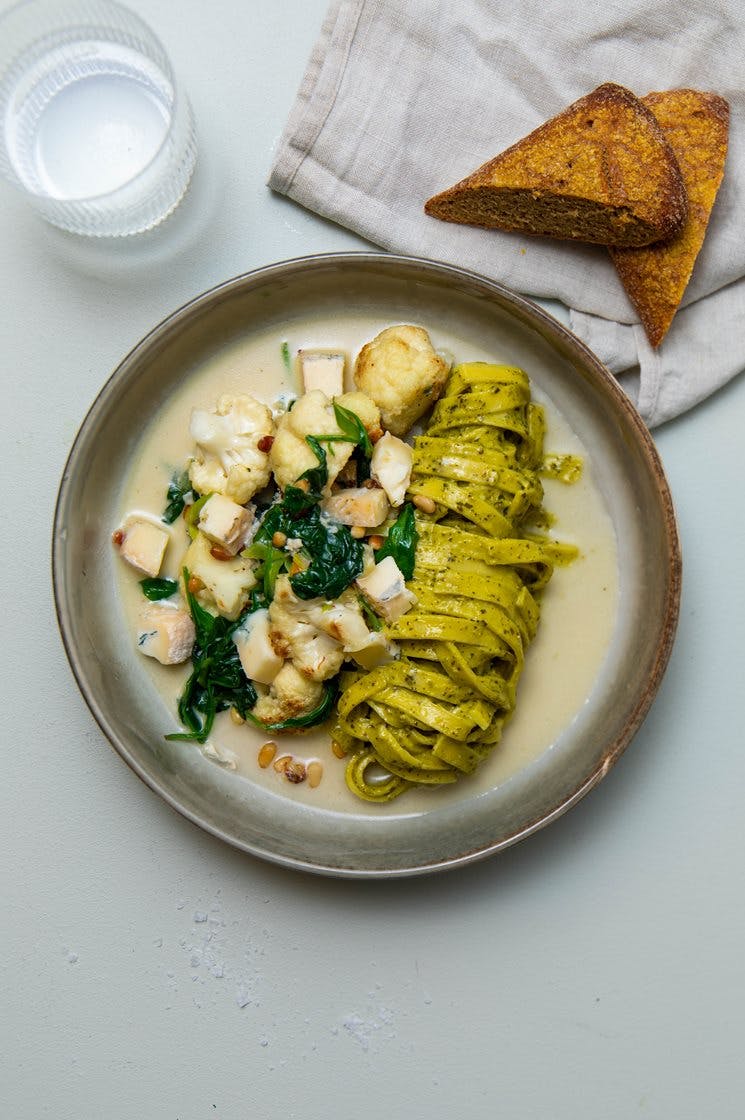 Frisk pasta med blomkål og spinat med gorgonzola