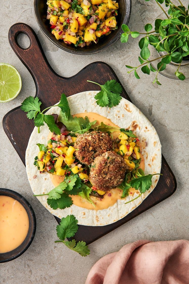 Tundeller i wrap med mangosalsa og chilimayonnaise