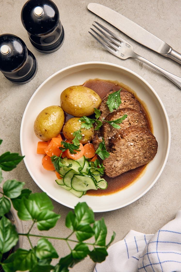 Farsbrød med skysauce og agurkesalat