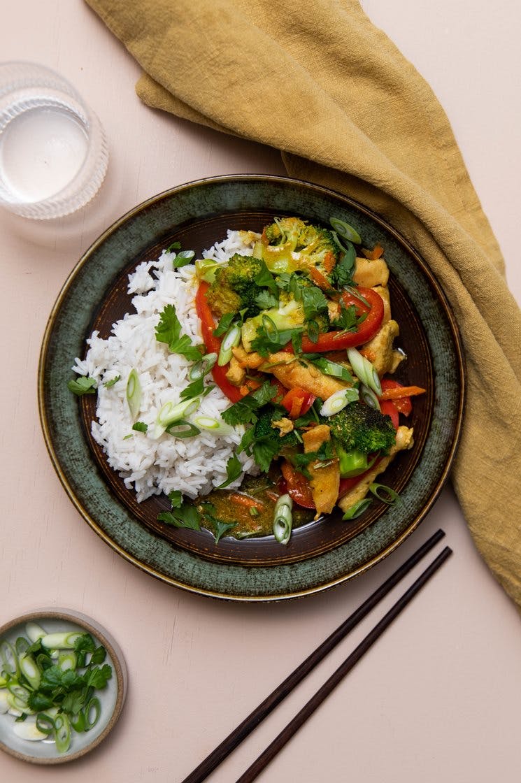 Nem Thai wok med kylling, grøntsager og ris