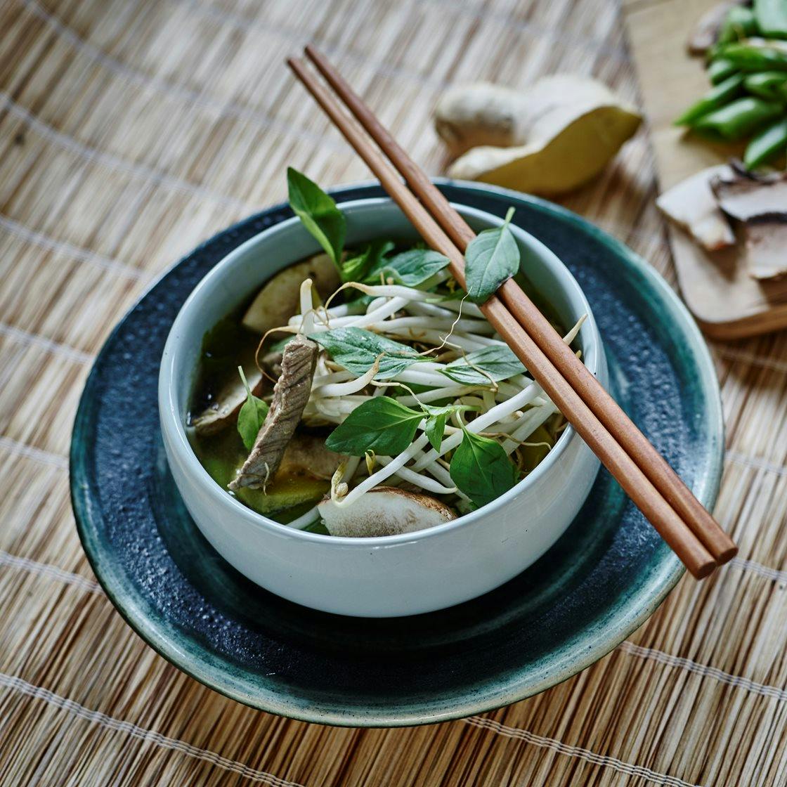 Vietnamesisk Pho Bo suppe med oksestrimler og nudler