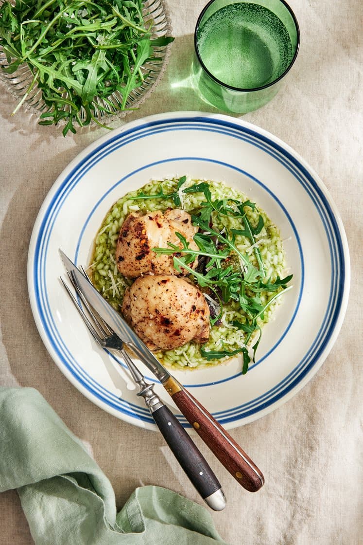 Ovnbagt kylling med basilikumrisotto og rucola