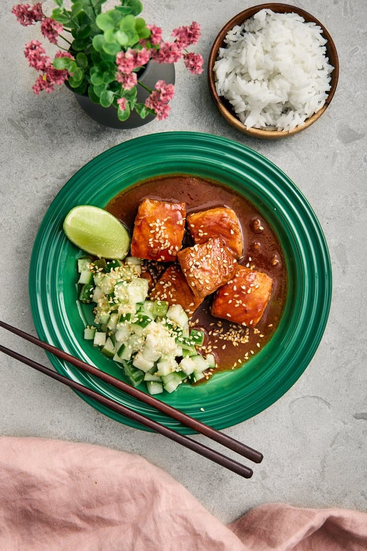 Stegt laks i mild kinesisk sauce med sesamfrø, pære- og agurksalat