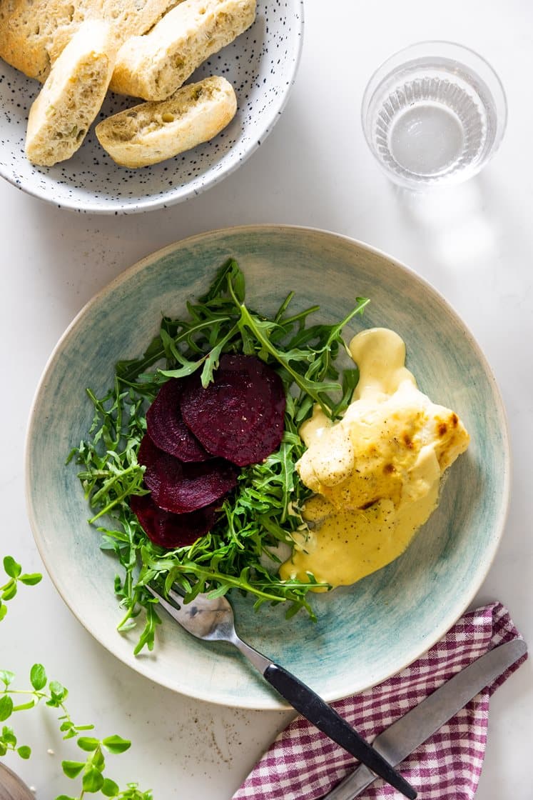 Hvid fisk med sennepslåg, rødbedesalat og brød