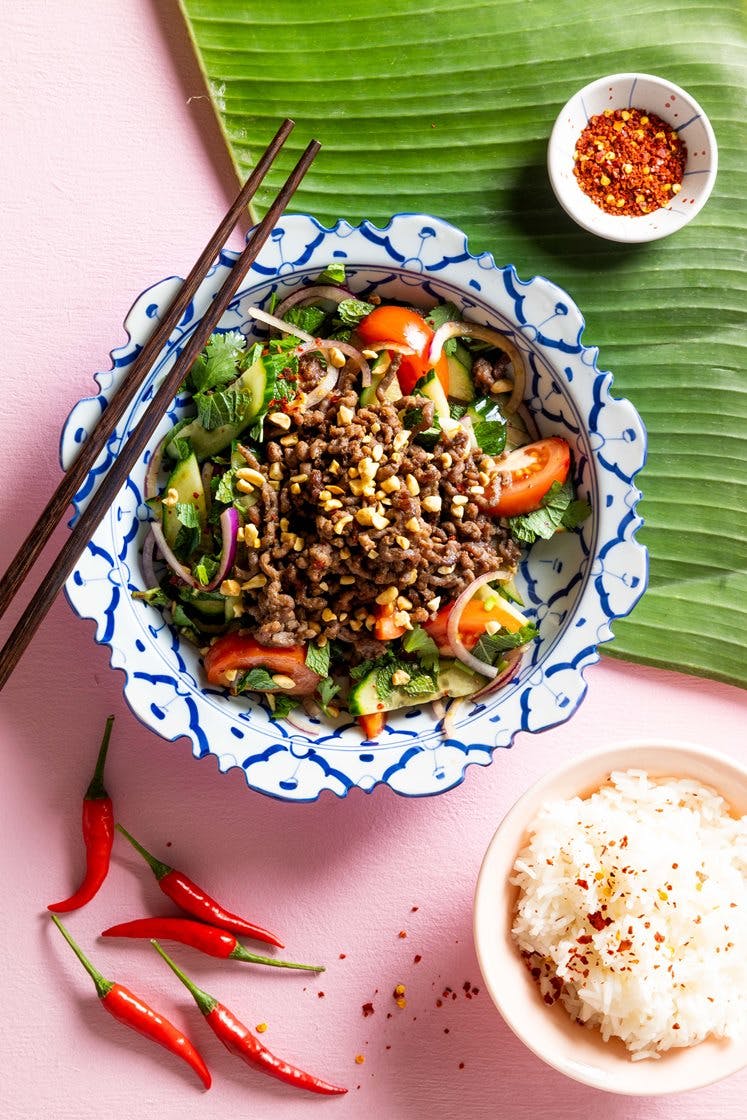 Frisk thaisalat med ris, oksekød, krydderurter og peanuts