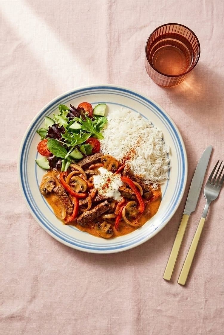 Hurtig stroganoff med basmatiris og salat