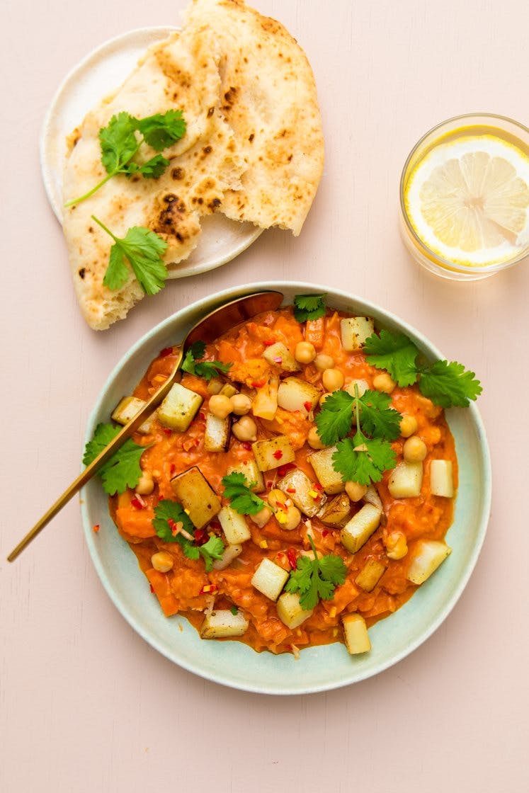 Indisk curry med blomkål, kikærter og brød