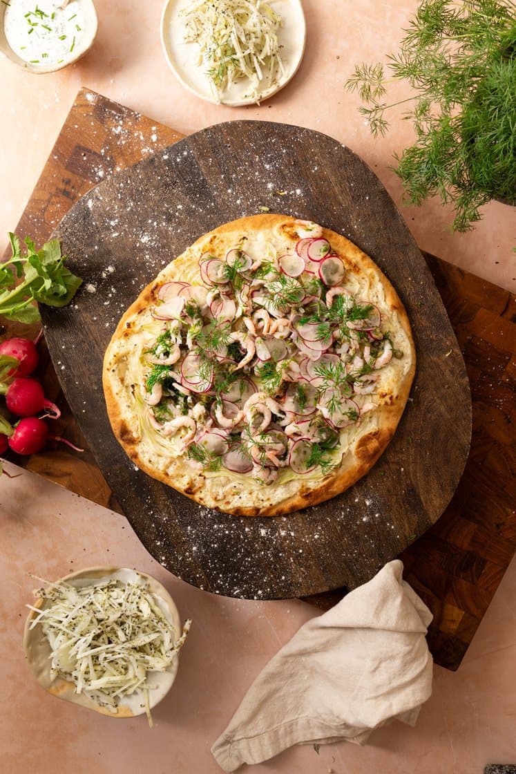 Pizza bianca med bagt fennikel, marinerede rejer i dild-relish serveret med radiser og kålsalat