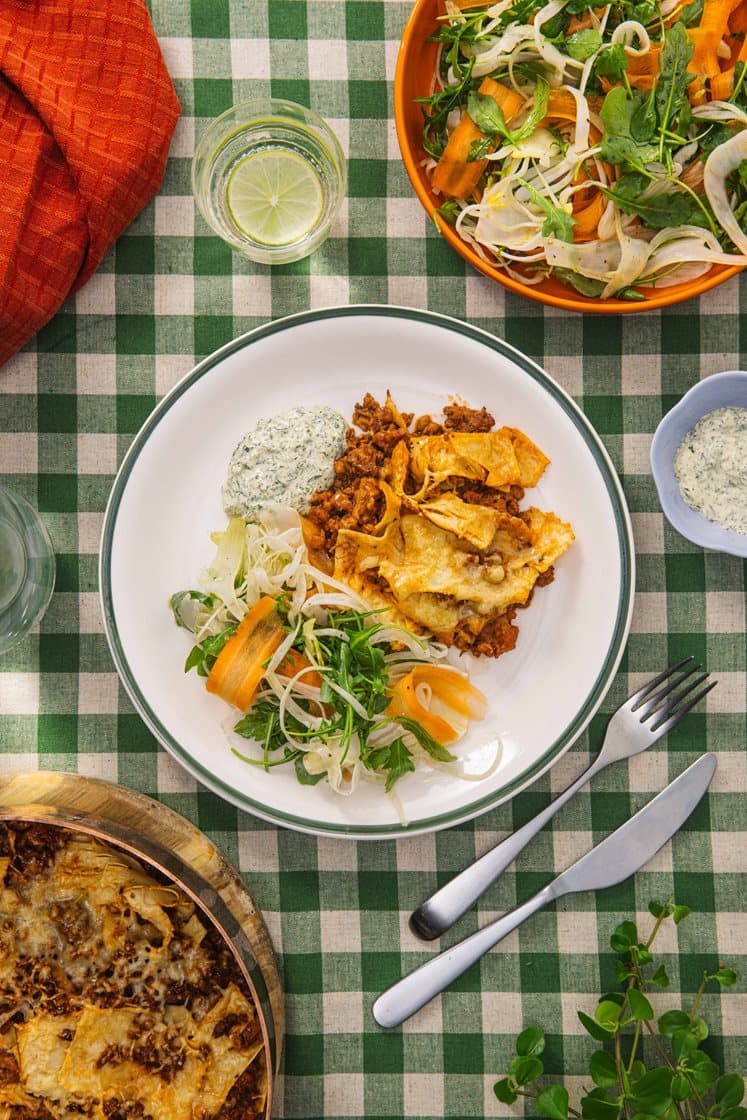 Quick Broken lasagna med færdiglavet bolognese, estragonmayonnaise og fennikelsalat