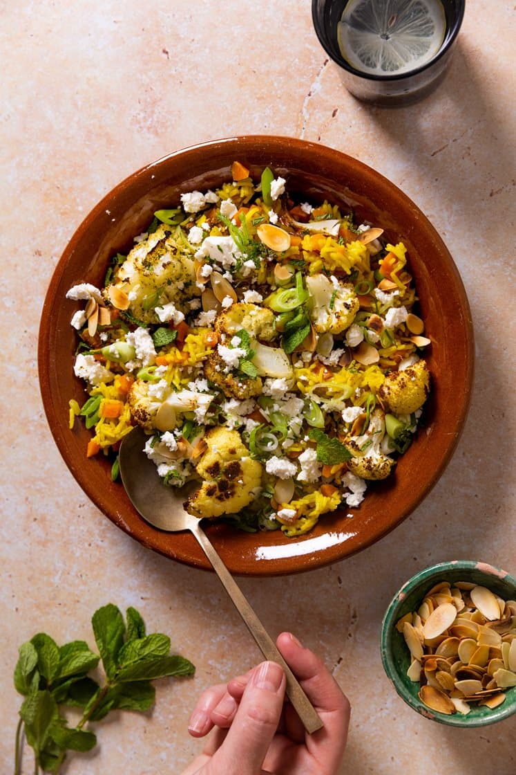 Persisk biryani – krydret ris med ovnbagt blomkål, feta og ristede mandelflager