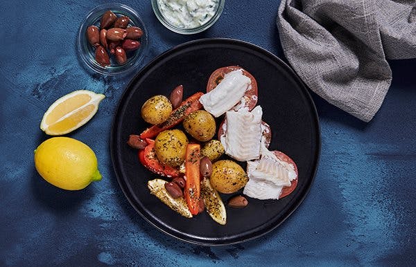 Bagt hvid fisk med græske kartofler og tzatziki