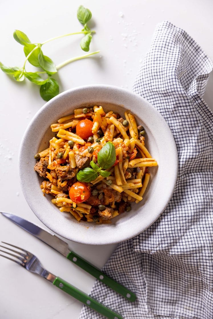 Casarecce pasta i tomatsauce med oksetykkam og kapers