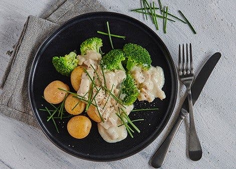 Høns i asparges med små kartofler og broccoli