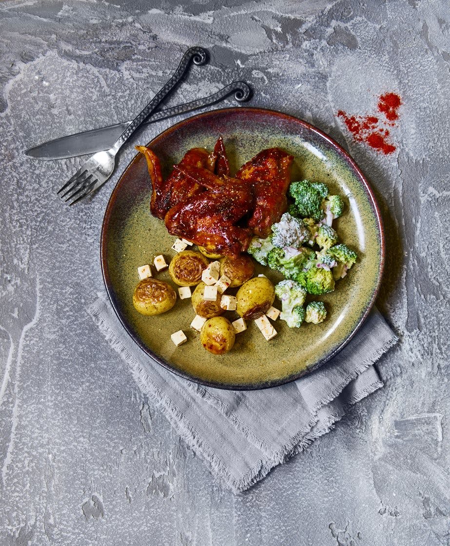 BBQ-kyllingevinger med broccolisalat og stegte kartofler