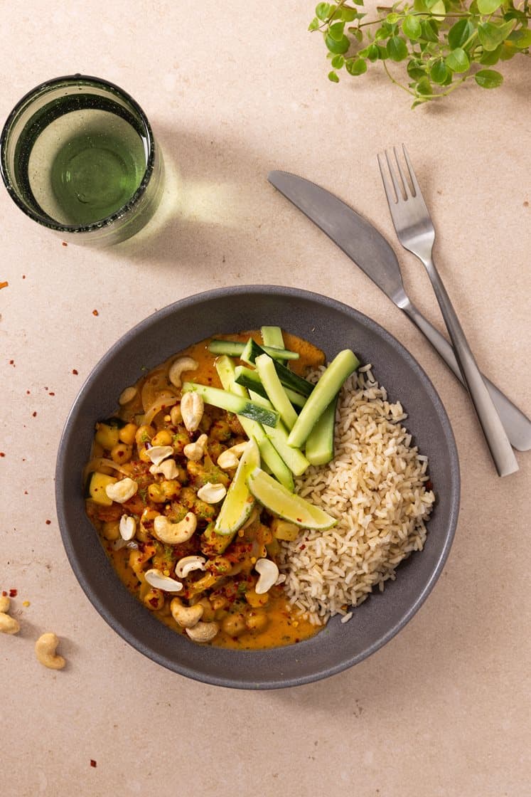Krydret tomat/squashgryde med fuldkornsris, cashewnødder og lime