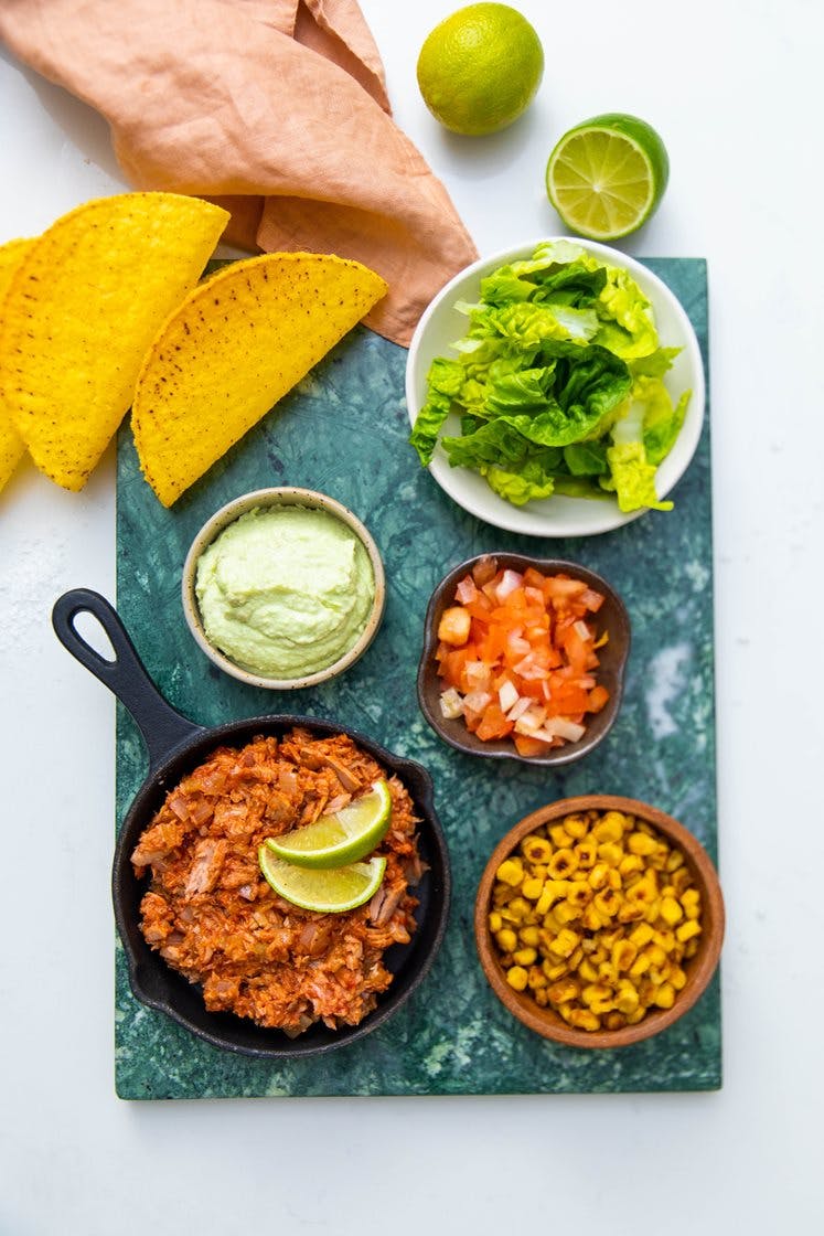 Tun tacos med friterede majs og salsa