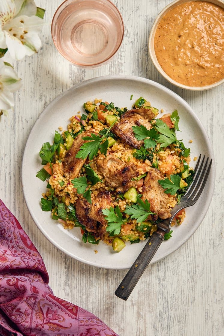 Ras el hanout-krydret svin med bulgursalat, peberfrugtcreme og mynte