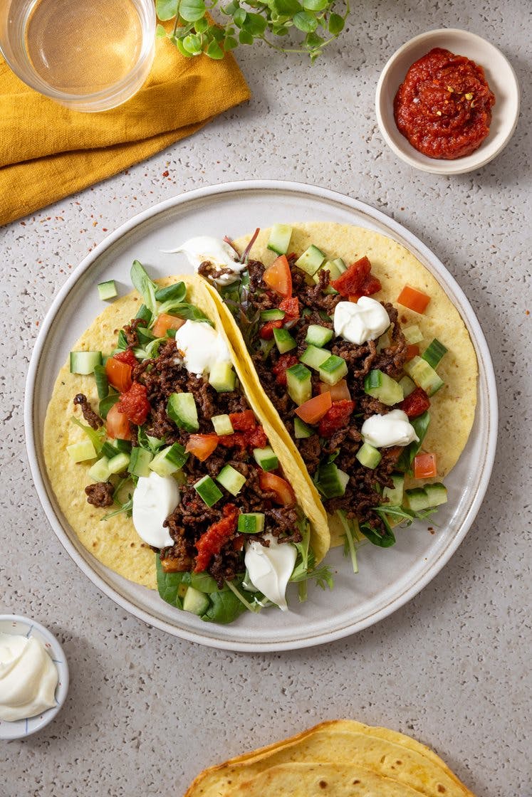 Majs tacos med oksekød, tomatsalsa og salat 