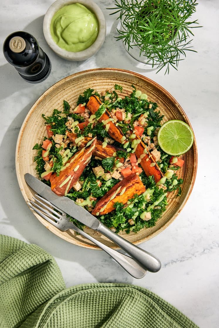Sødkartoffelsalat med marineret tofu og koriander- og cashewnøddedressing