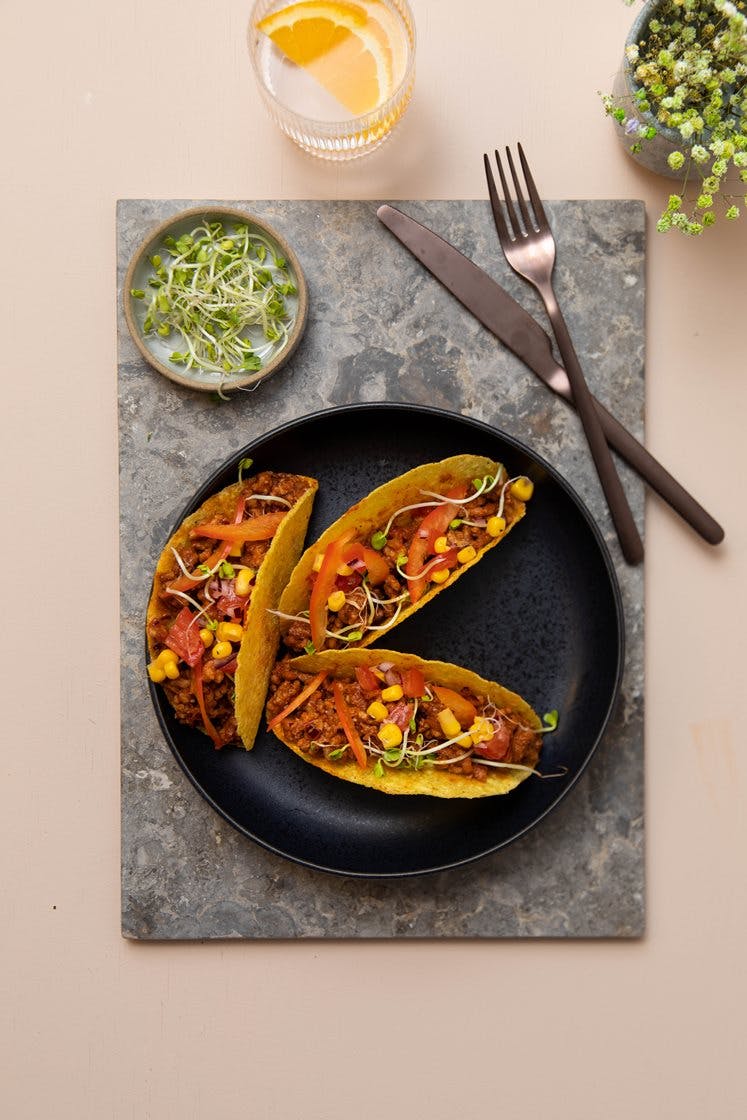 Sprøde mexicanske tacos med krydret kødfyld og tomatrelish