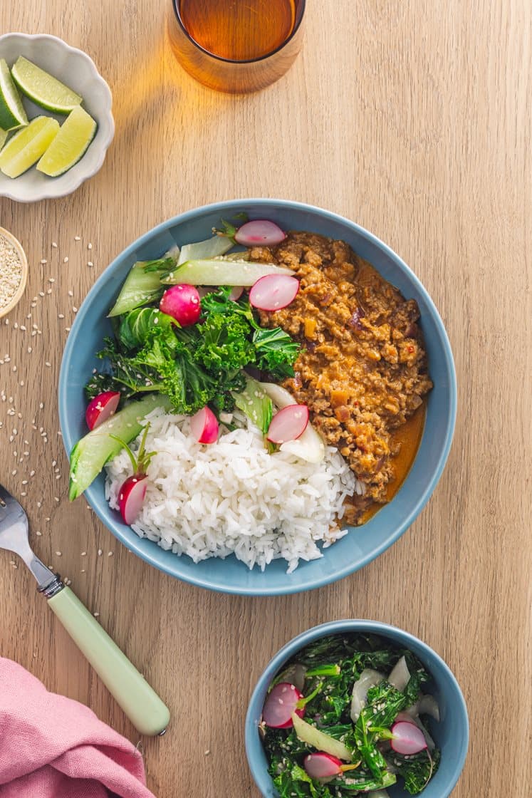 Curry-kokoscremet svinekød med wokgrøntsager og ris