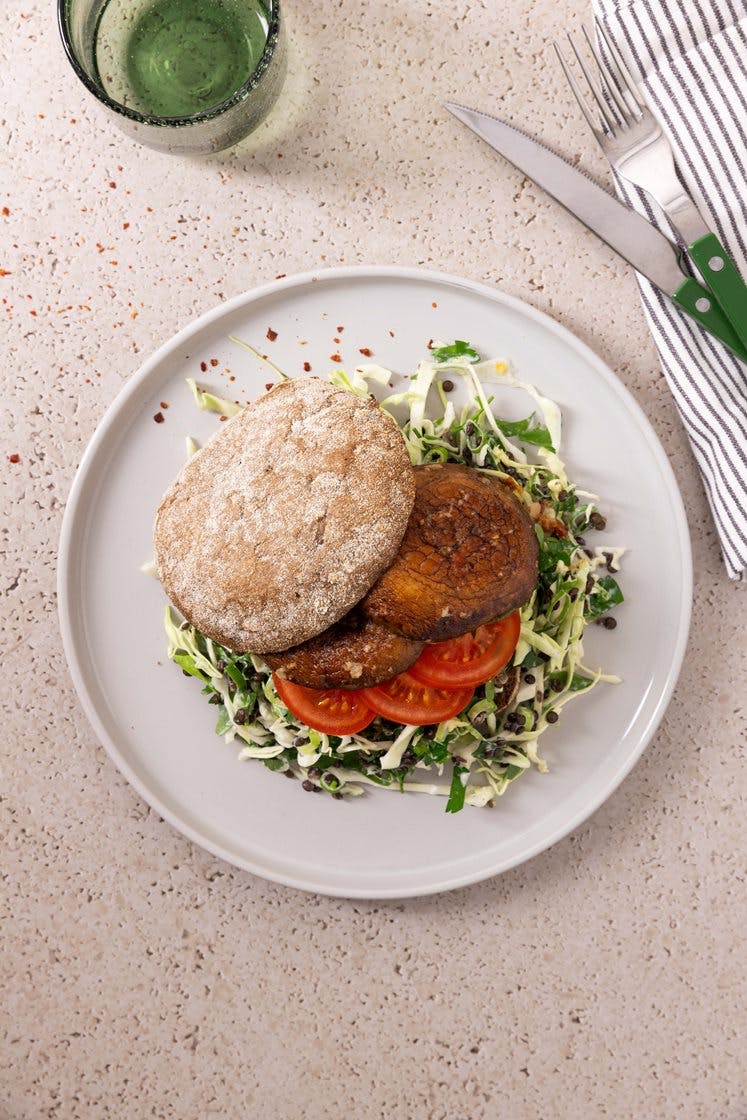 Portobello-burger og spidskålssalat med belugalinser