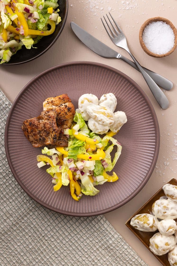 Citruskrydret kyllingelårsteak med frisk salat og cæsarcremet kartoffelsalat