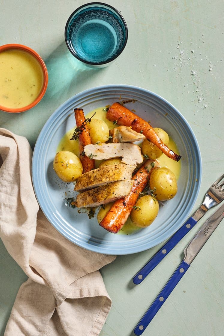 Kyllingebryst med appelsin- og timianbagte gulerødder, kogte kartofler og bearnaisesauce