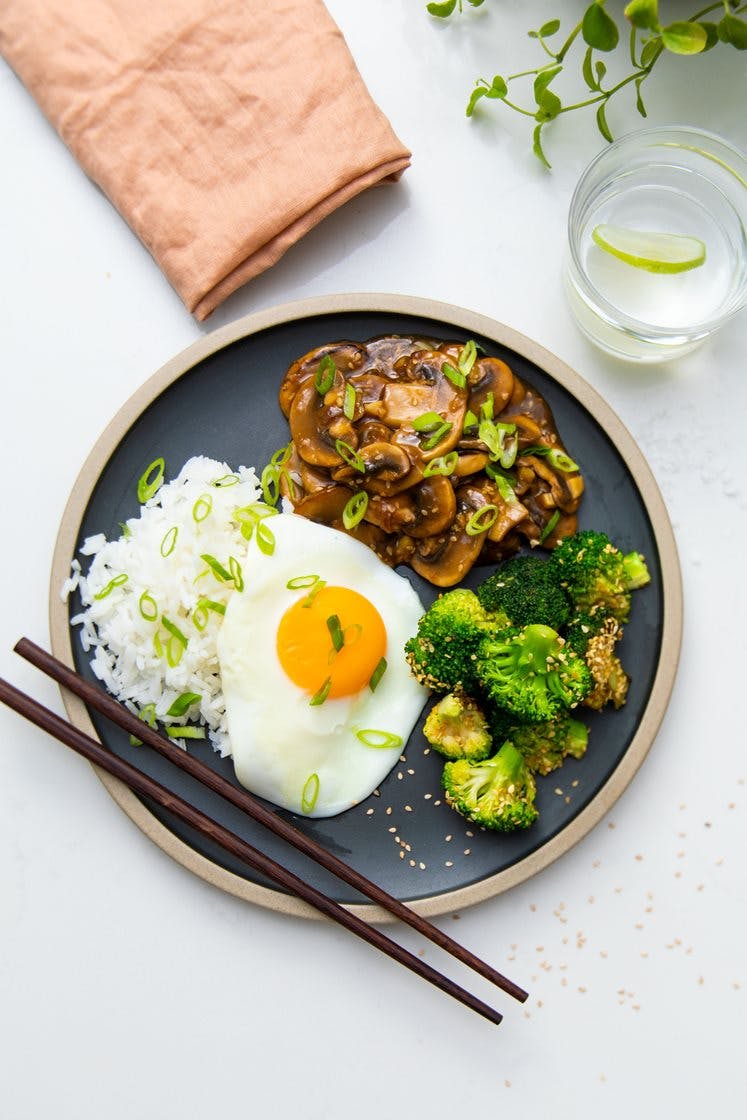 Svampe-yakiniku med æg og sesamstegt broccoli