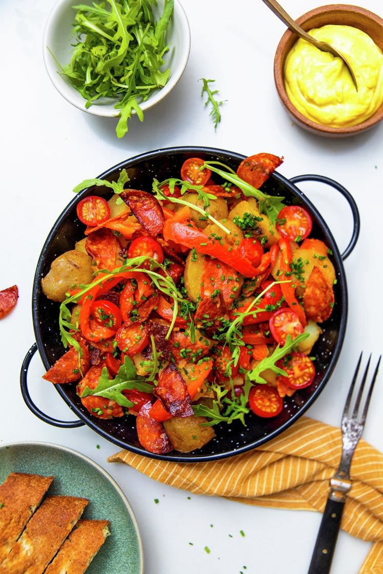 Kartoffelsalat med chorizo og tomat